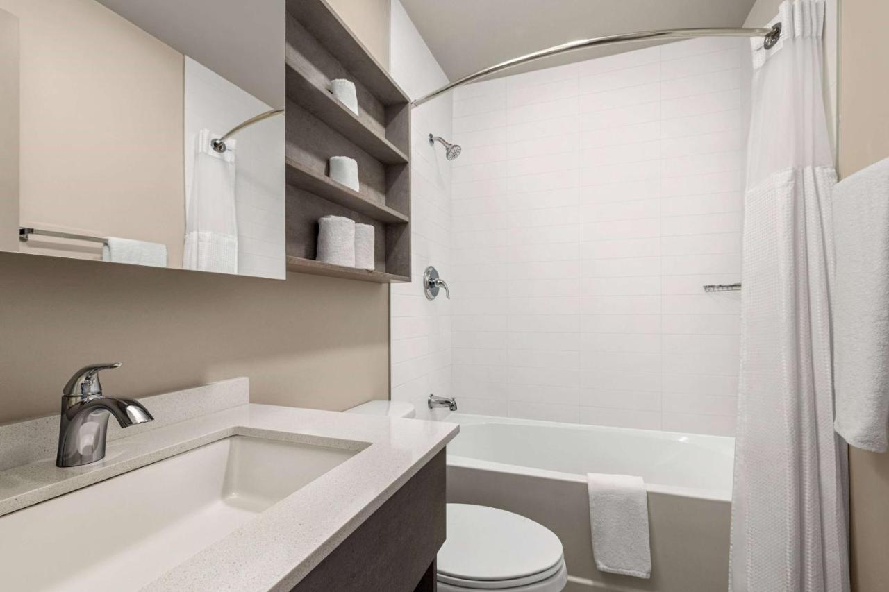 Microtel Inn & Suites By Wyndham Boisbriand Sainte-Therese Exterior photo
