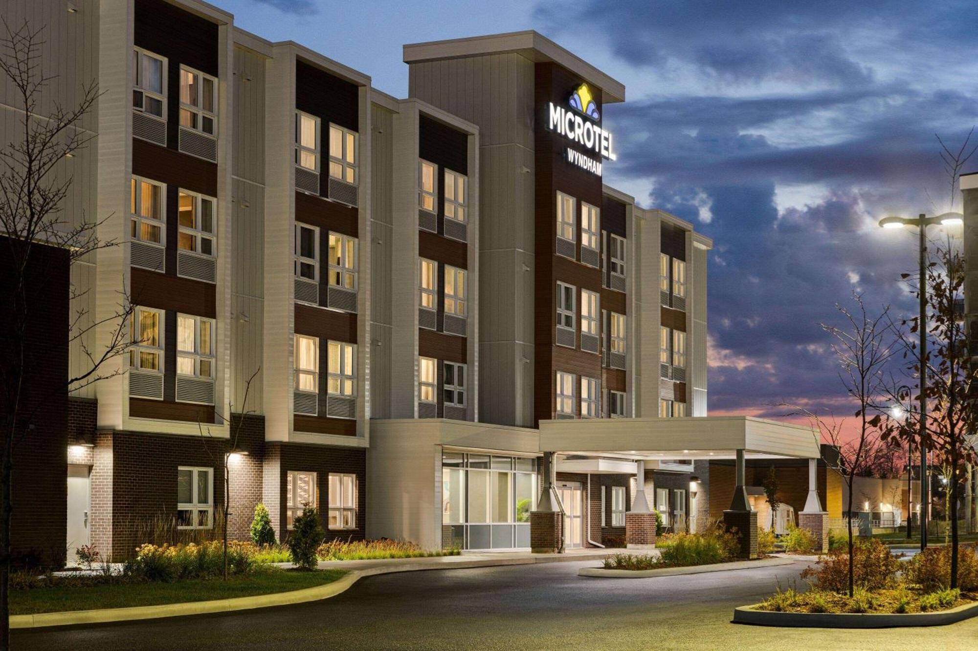 Microtel Inn & Suites By Wyndham Boisbriand Sainte-Therese Exterior photo
