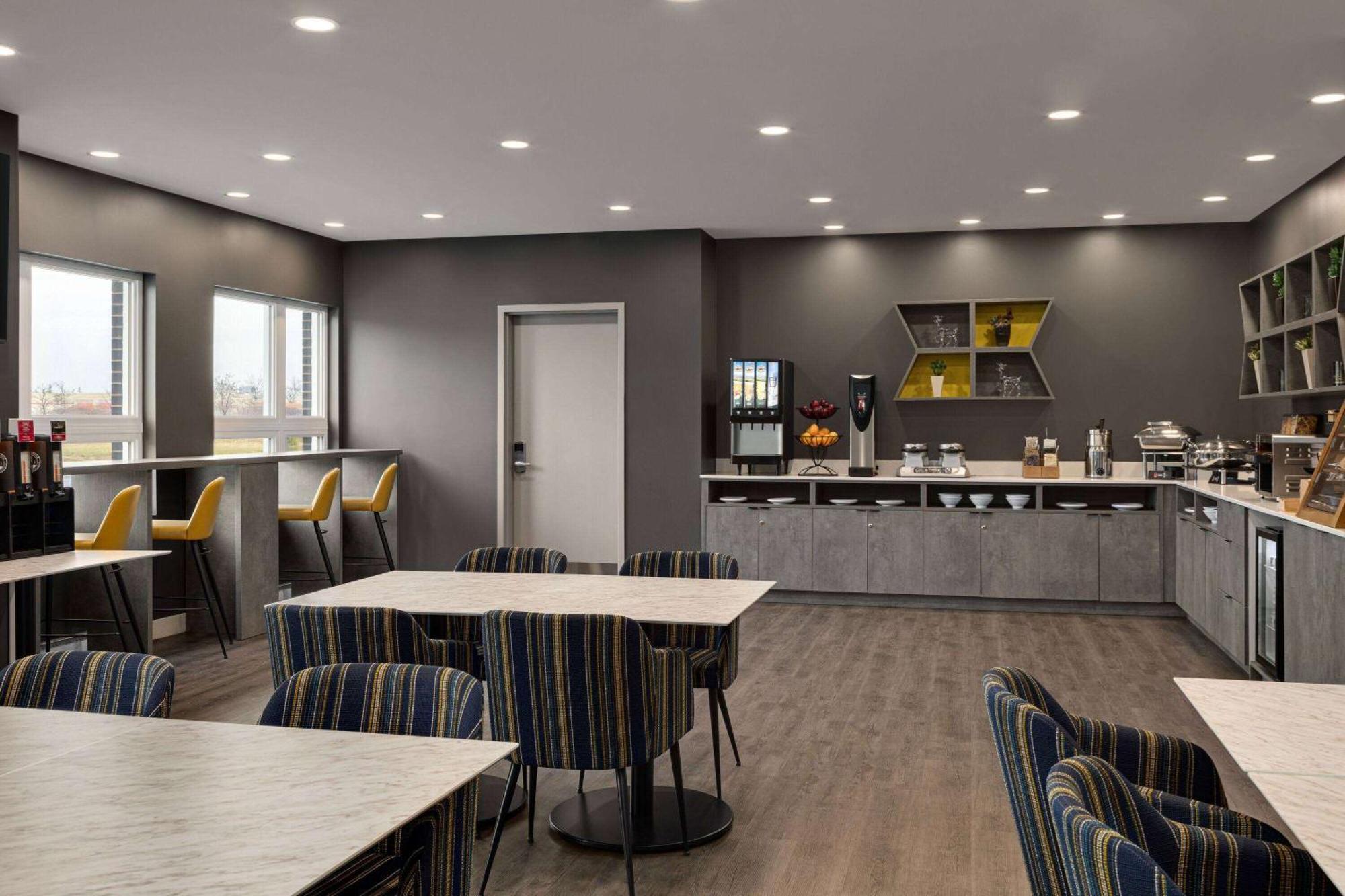 Microtel Inn & Suites By Wyndham Boisbriand Sainte-Therese Exterior photo
