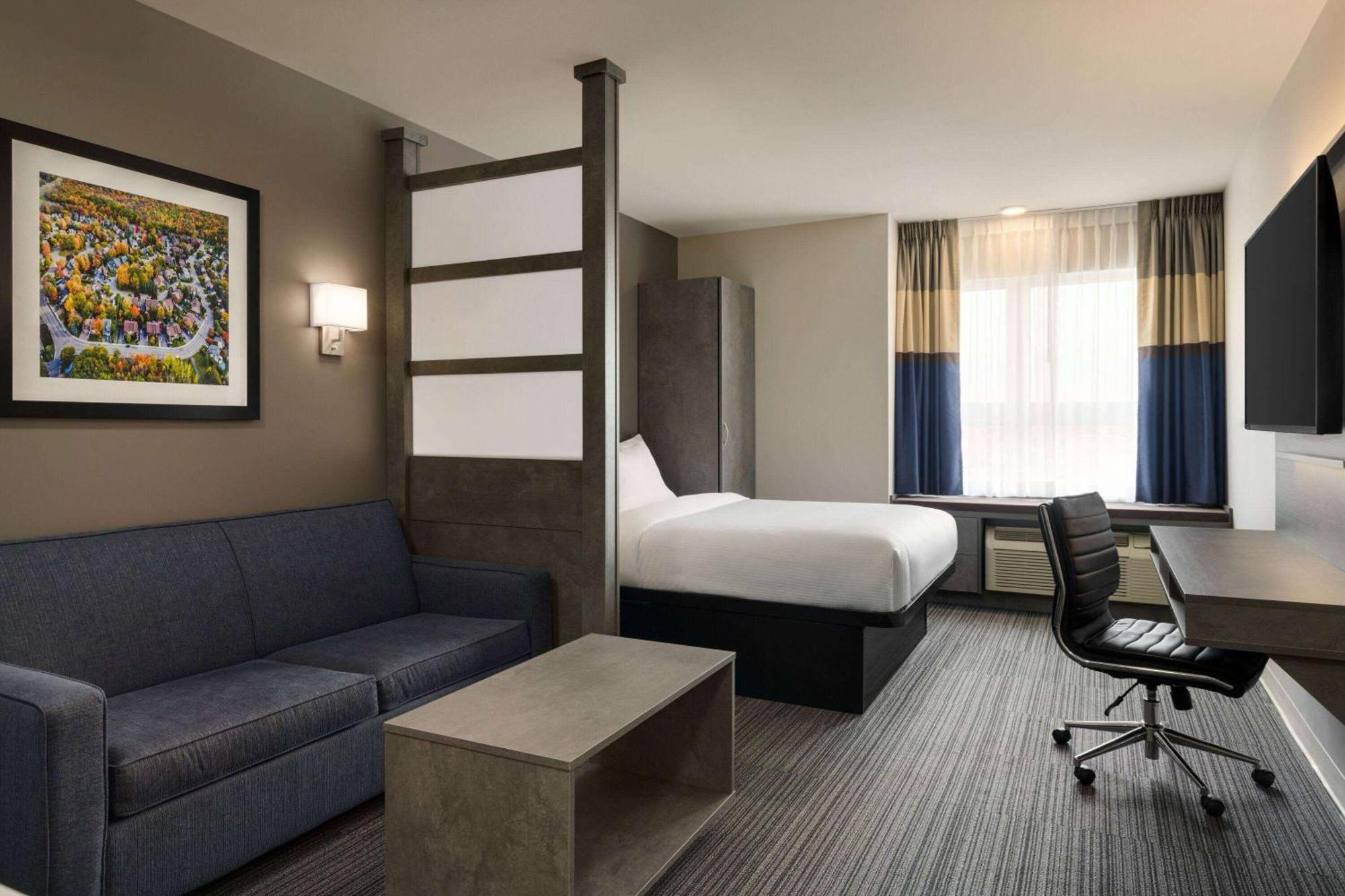 Microtel Inn & Suites By Wyndham Boisbriand Sainte-Therese Exterior photo
