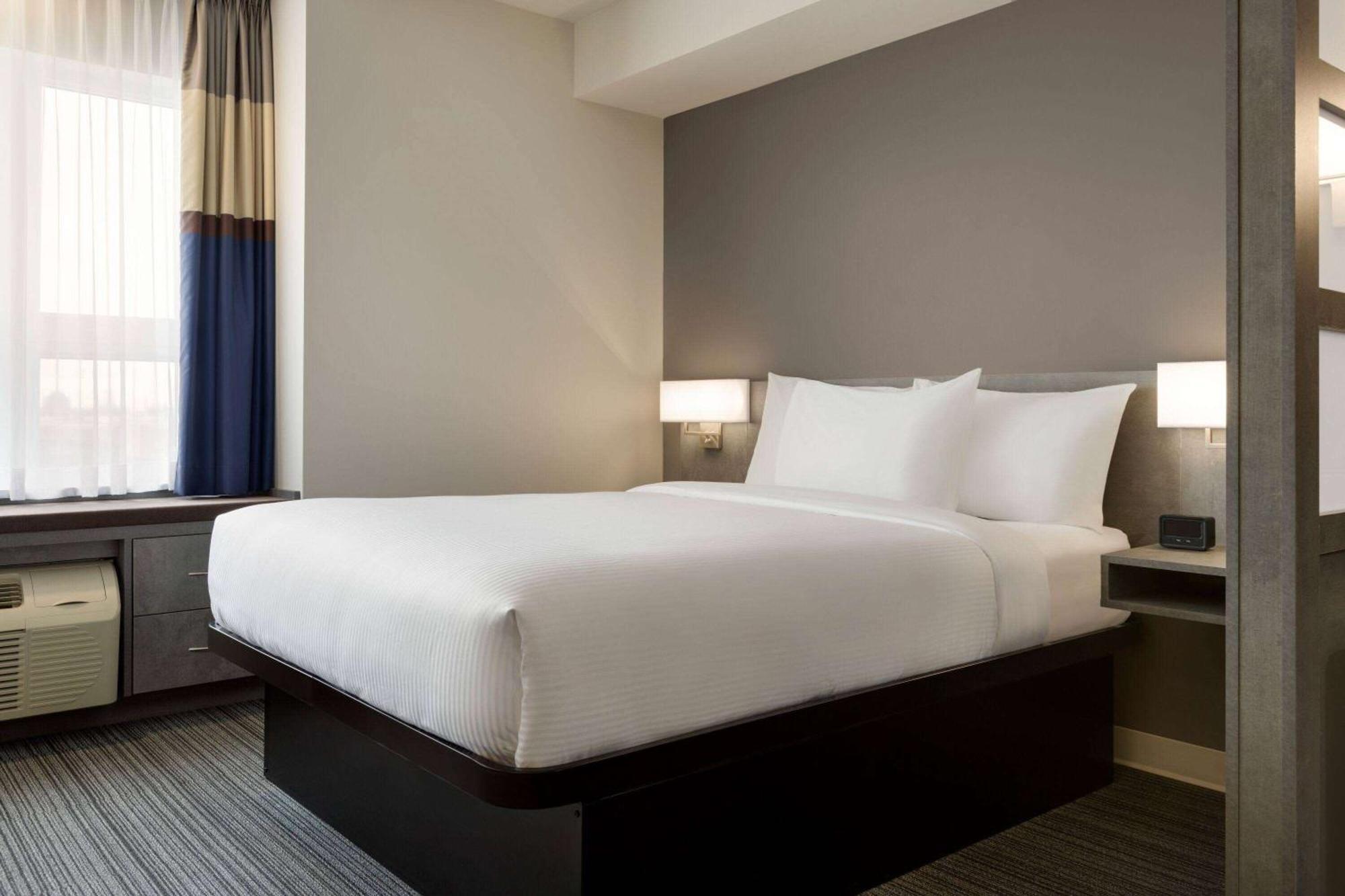 Microtel Inn & Suites By Wyndham Boisbriand Sainte-Therese Exterior photo