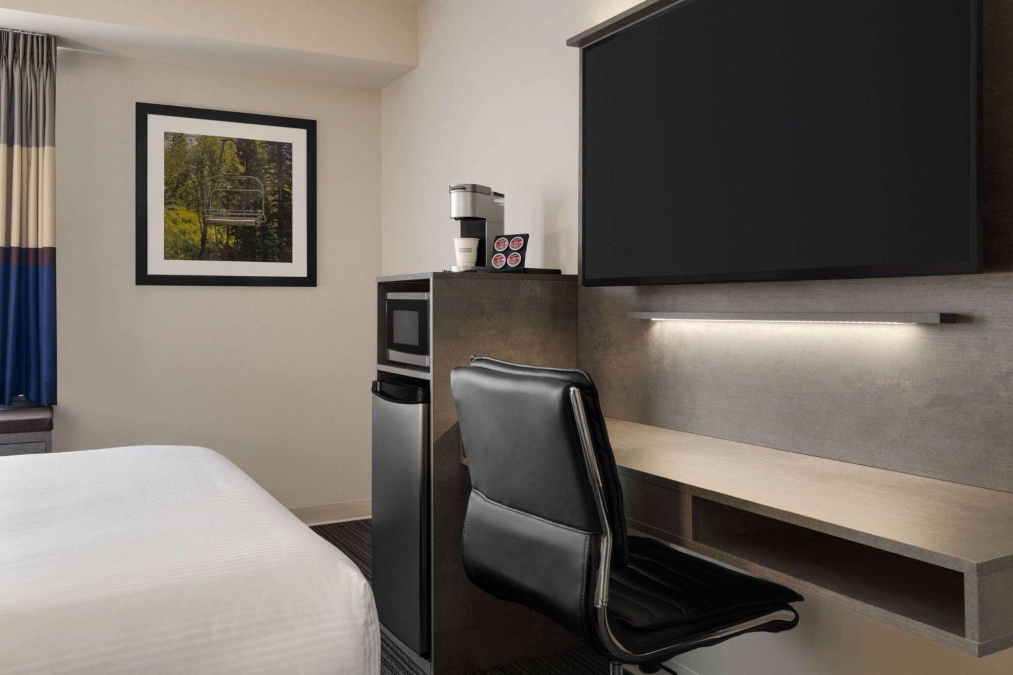 Microtel Inn & Suites By Wyndham Boisbriand Sainte-Therese Exterior photo